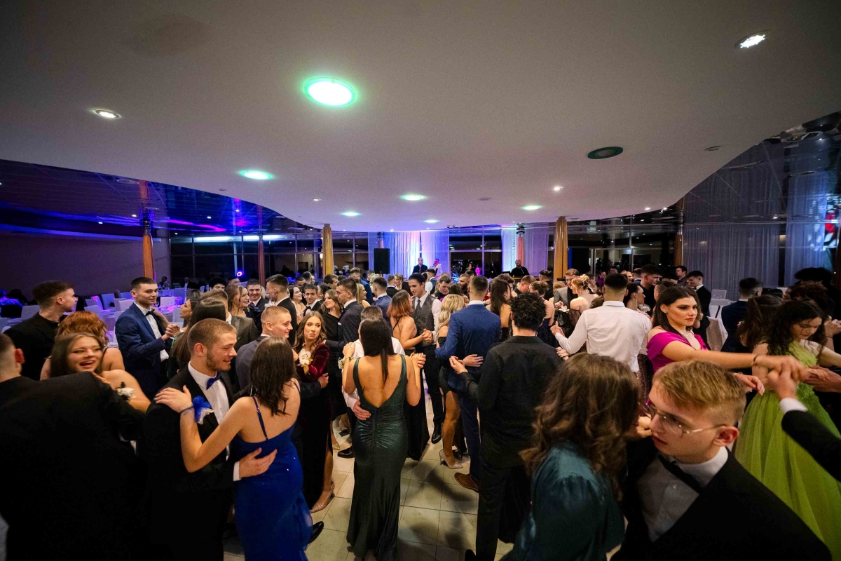 Mladi i ponosni: Maturalna večer Tehničke škole u hotelu Imperial